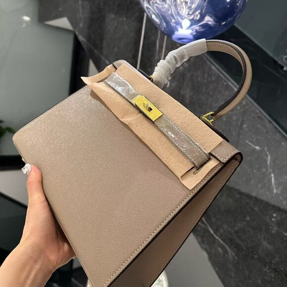 Classic Hermes Bag: A Stylish and Versatile Choice for Elegance - Picture 3 of 5